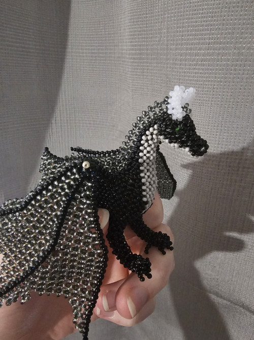 Obsidian – dračí figurka z korálků