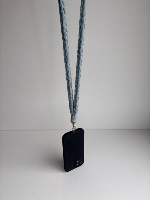 Háčkovaný slim popruh na telefon - kouřově modrá