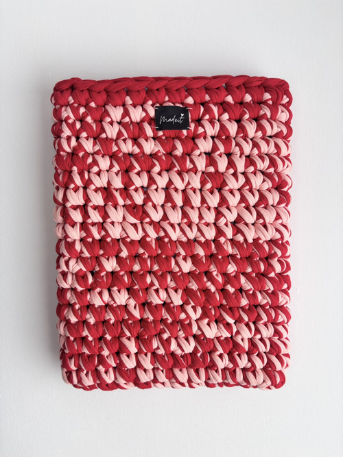 Háčkovaný obal na notebook - červenorůžový