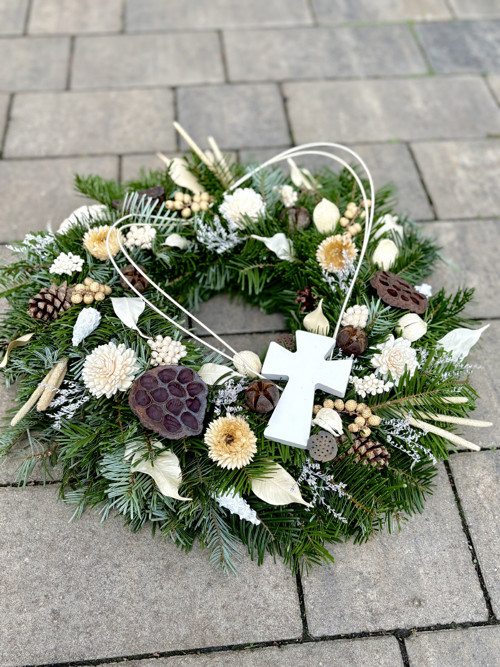 Dušičkový věnec jedlový s křížem do smetanova 45cm