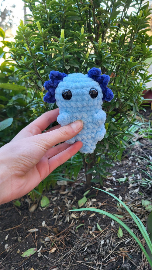 Háčkovaný mini AXOLOTL modrý — foto 1