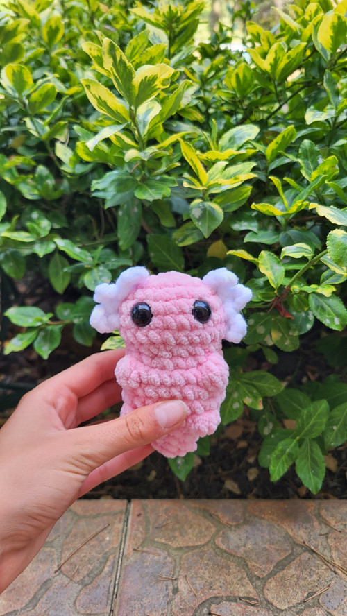 Háčkovaný mini AXOLOTL růžový — foto 1