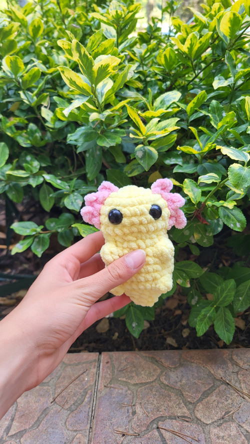 Háčkovaný mini AXOLOTL žlutý
