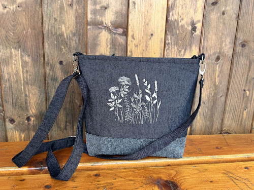Kabelka s výšivkou