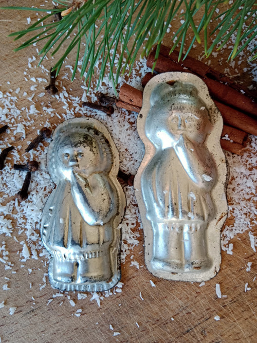 Starožitné formičky figurky dvě holčičky