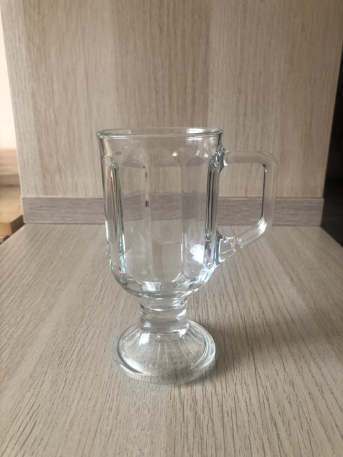 Sklenička na nožce — foto 1