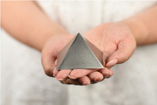 Pyramida 6x6 cm stříbrná