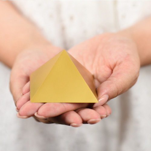 Pyramida 6x6 cm 'zlatá'