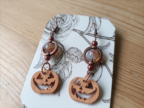 Halloweenské náušnice s krvavými korálky