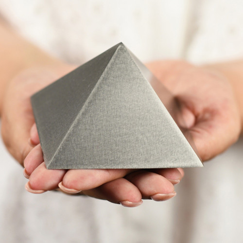 Pyramida 8x8 cm stříbrná
