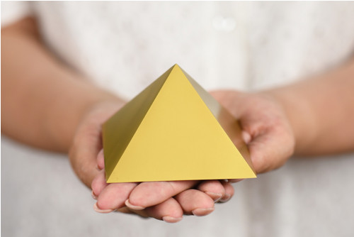 Pyramida 8x8 cm 'zlatá'