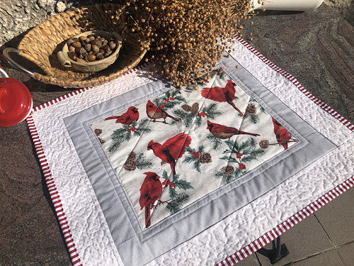Proquiltovaný zimní středový ubrus 56x49 cm