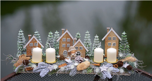 Adventní svícen v podobě zimní vesničky