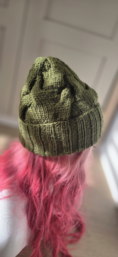 Pletená čepička zelená s copánky.