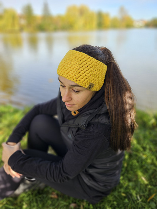Žlutá háčkovaná merino čelenka
