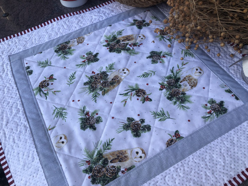 Proquiltovaný zimní střed.ubrus sovy 55x55 cm