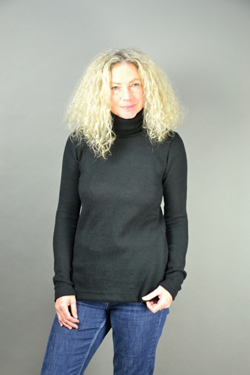 Černý svetr — foto 1
