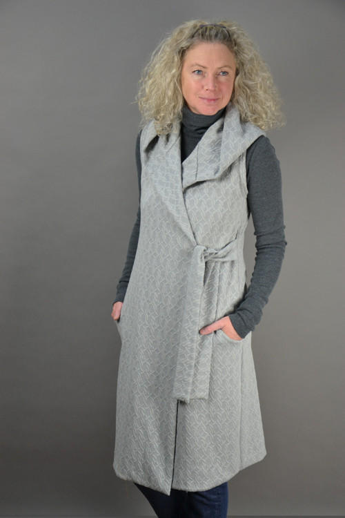 Šedá vesta — foto 1