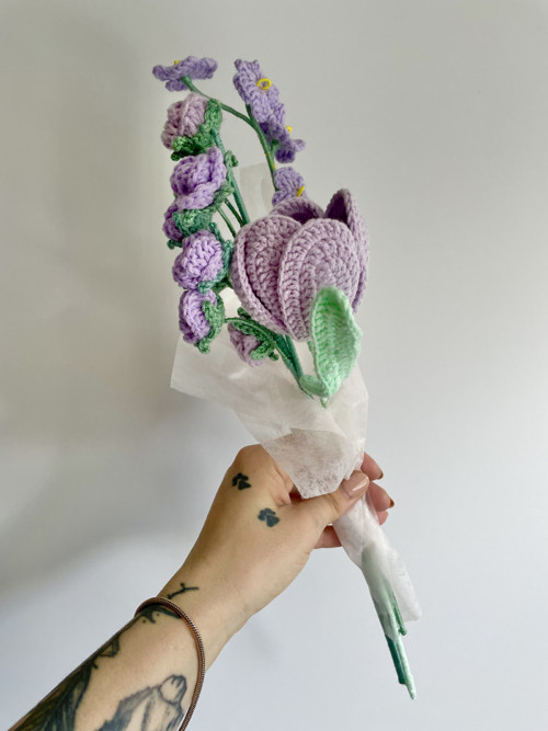 Háčkovaná růže a tulipán