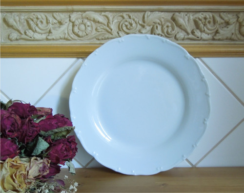 Retro bílý porcelánový talíř