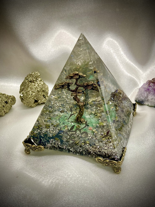 Orgonitová pyramida z epoxidové pryskyřice