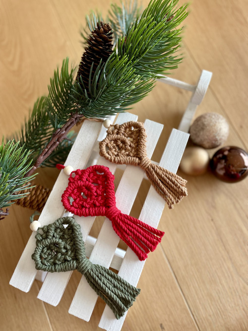 Macramé srdíčko – ručně uvázaná vánoční ozdoba