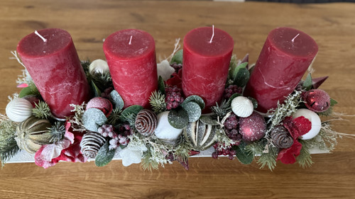 Adventní svícen v červené — foto 1