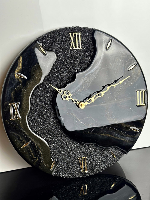 Hodiny z epoxydové pryskyřice