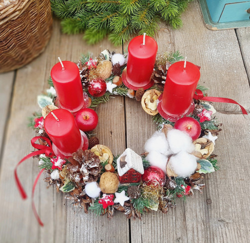 Adventní věneček s domečkem — foto 1