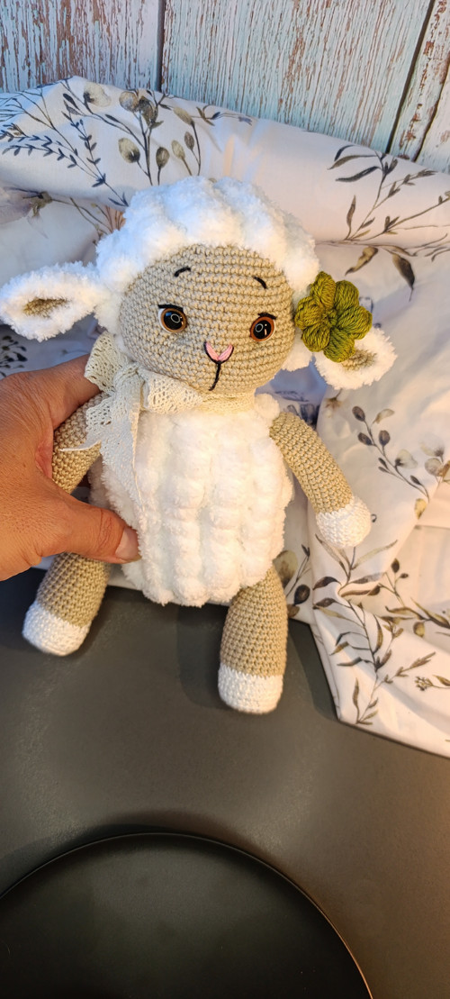 Háčkovaná ovečka s mašličkou 24 cm