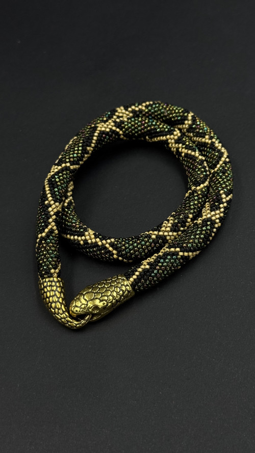 Elegantní náhrdelník s motivem hada