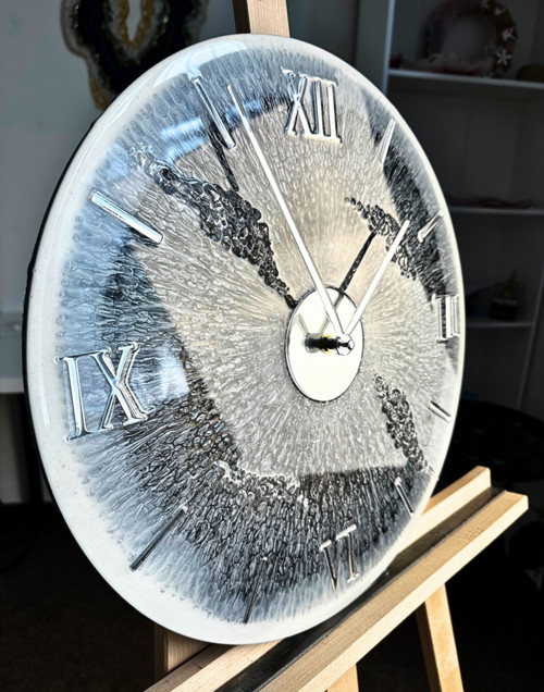 Hodiny z epoxydové pryskyřice