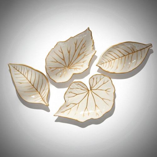 Porcelánové listy zlatem bohaté.