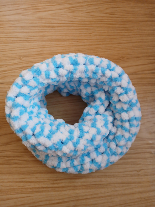Měkký pletený nákrčník puffy (bílá + modrá)