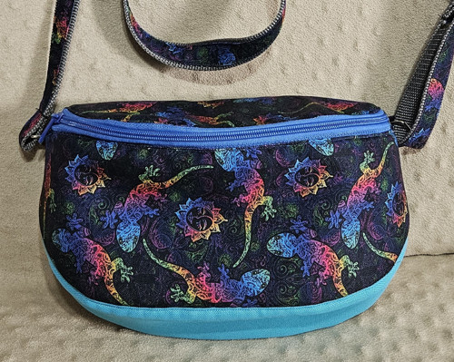 Crossbody kabelka - ledvinka