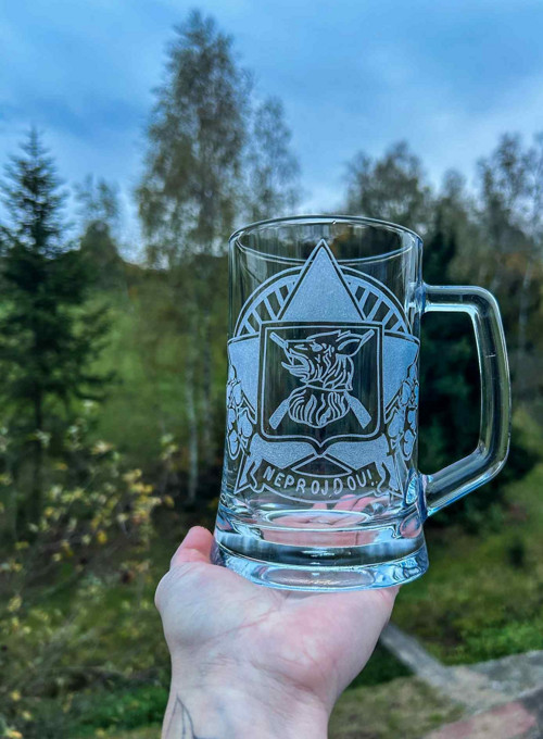Ručně gravírovaný půllitr