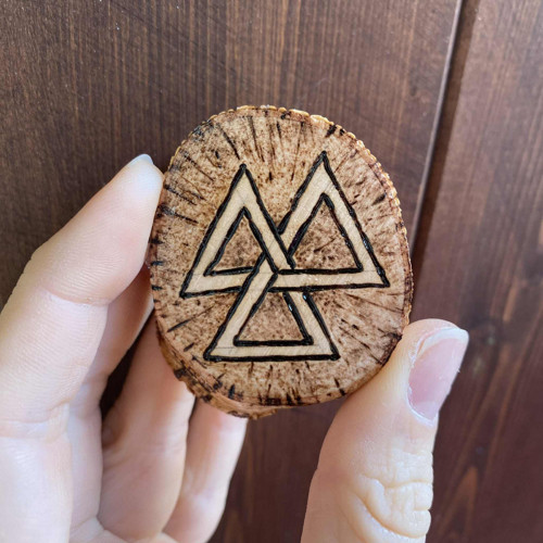 Magnet valknut symbol odvahy osudu a spojení světů