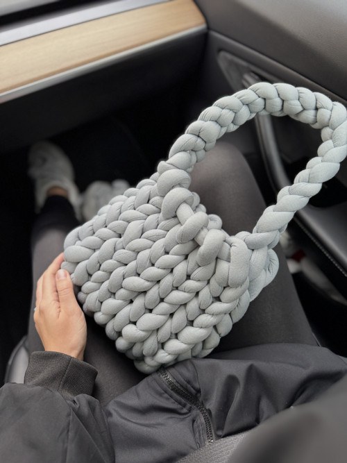 Objemná ručně pletená kabelka šedá “puffer bag”