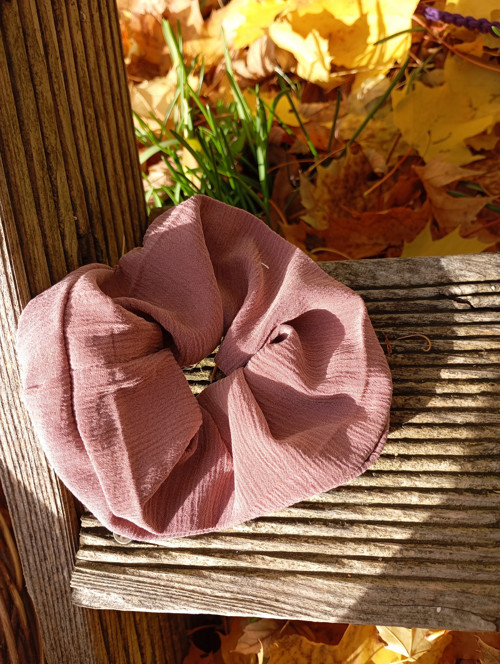 Růžová scrunchie