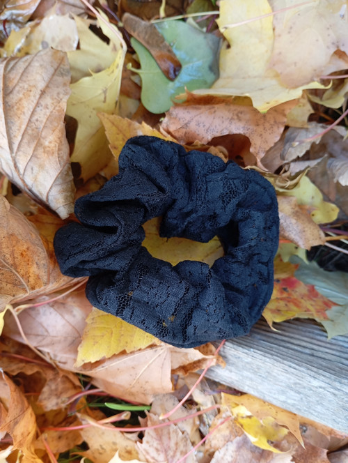 Černá krajková scrunchie