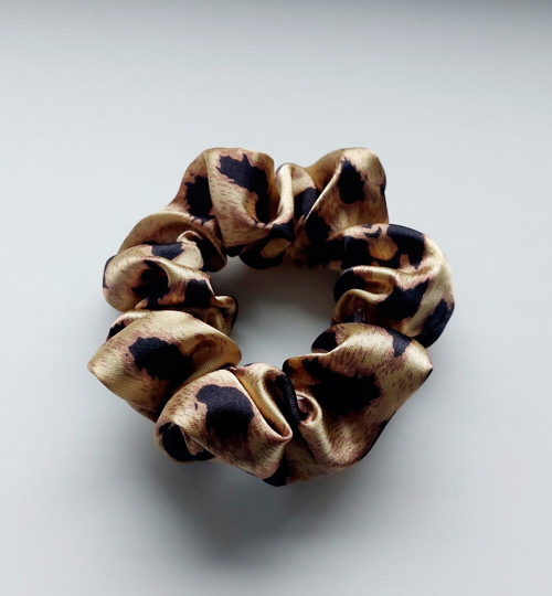 Leopardí saténová gumička scrunchie