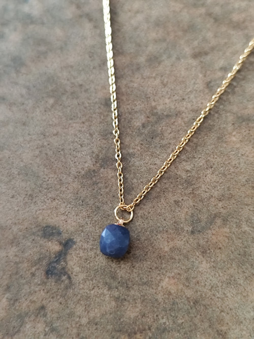Řetízek s lapis lazuli