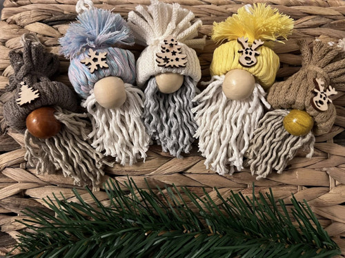 Macrame vánoční skřítek