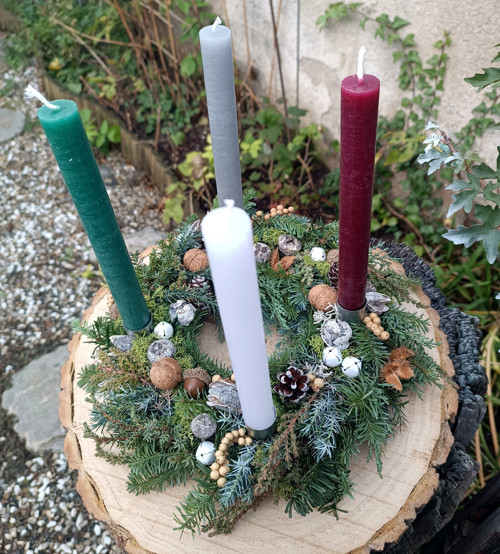 Advent s barevnými svíčkami / sleva — foto 1