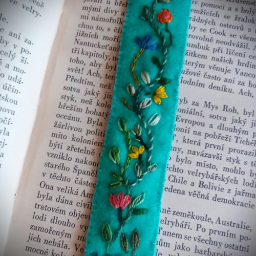 Záložka do knihy - ručně vyšívaná, do tyrkysova