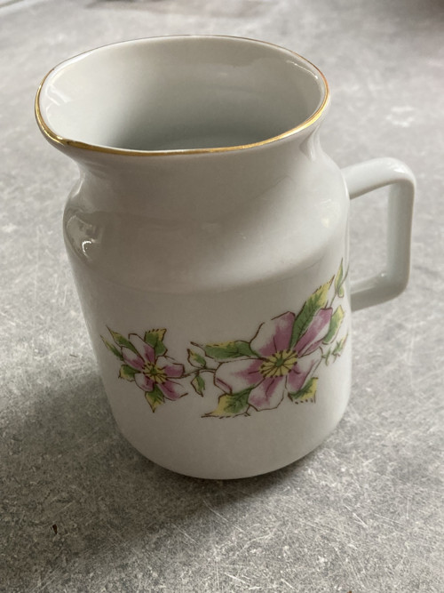 Porcelánová mlékovka s růžovým květem