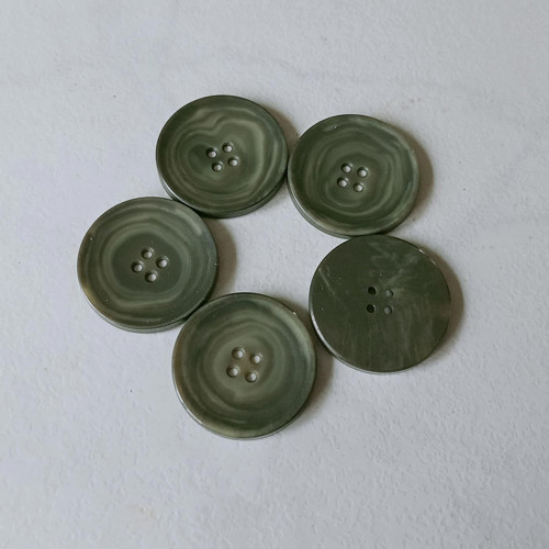 Knoflík žíhaný šedý č.20