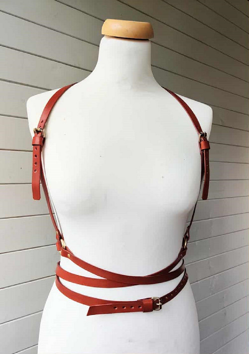 Hnědý kožený Harness, hnědé řemínky na tělo, mosaz