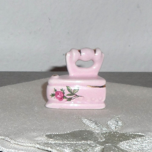 Růžový porcelán, dekorační ŽEHLIČKA zlacená