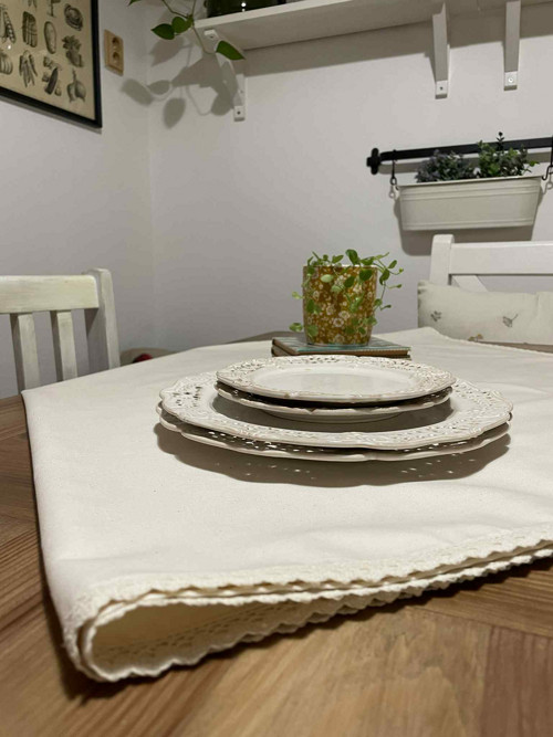 Bavlněný ubrus s paličkovanou krajkou – 130x130